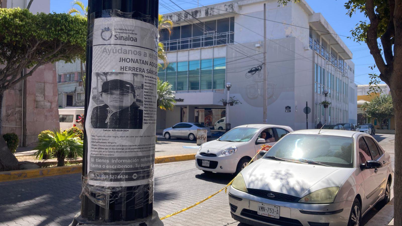 $!En postes, paredes y estructuras de teléfonos, se refleja la crisis sobre personas desaparecidas en Mazatlán