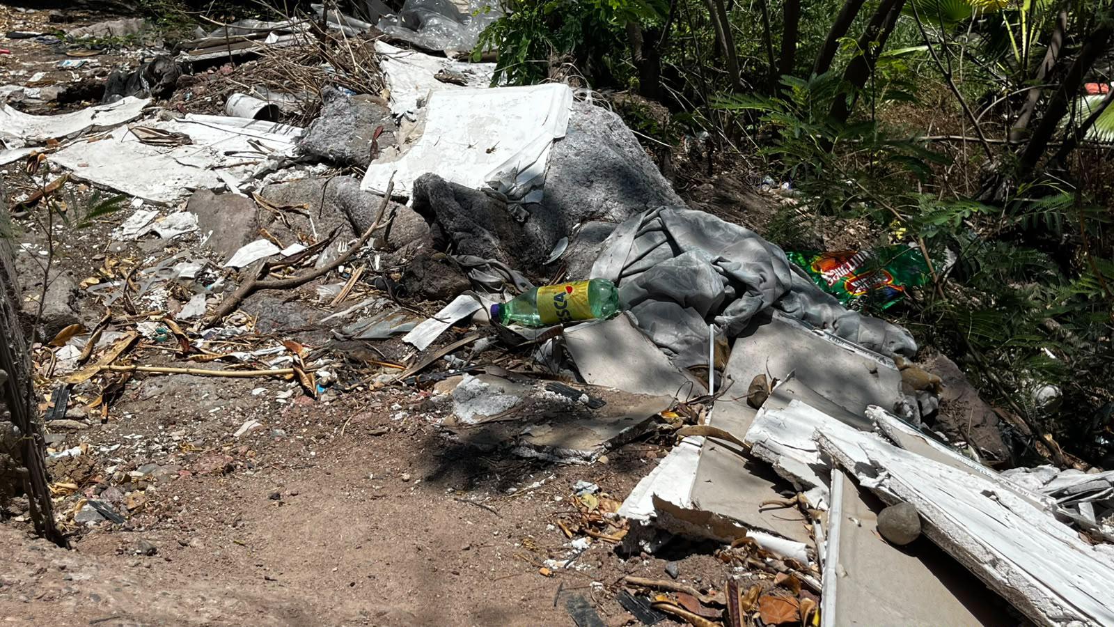 $!Persiste problema de basura y desechos en canales y arroyos de Mazatlán