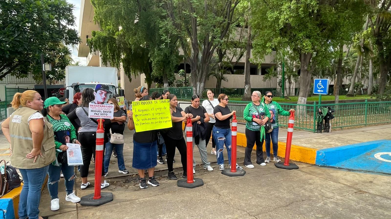 $!Viudas de policías en Sinaloa exigen pago de seguros de vida y pensiones; advierten que mantendrán protestas