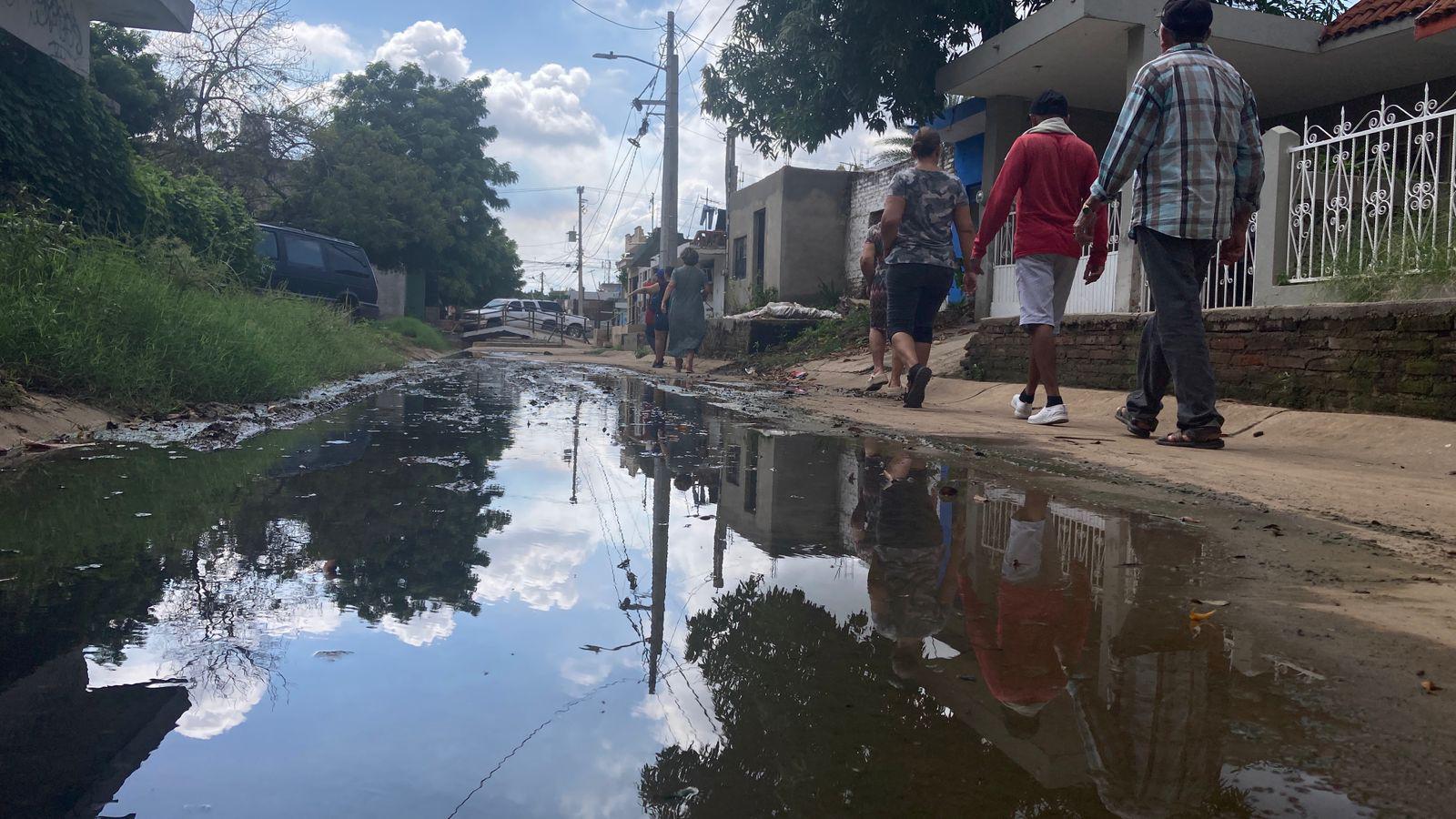 $!Vecinos de las colonias Anáhuac y Jesús García, en Mazatlán, bloquean avenida por fugas de drenaje