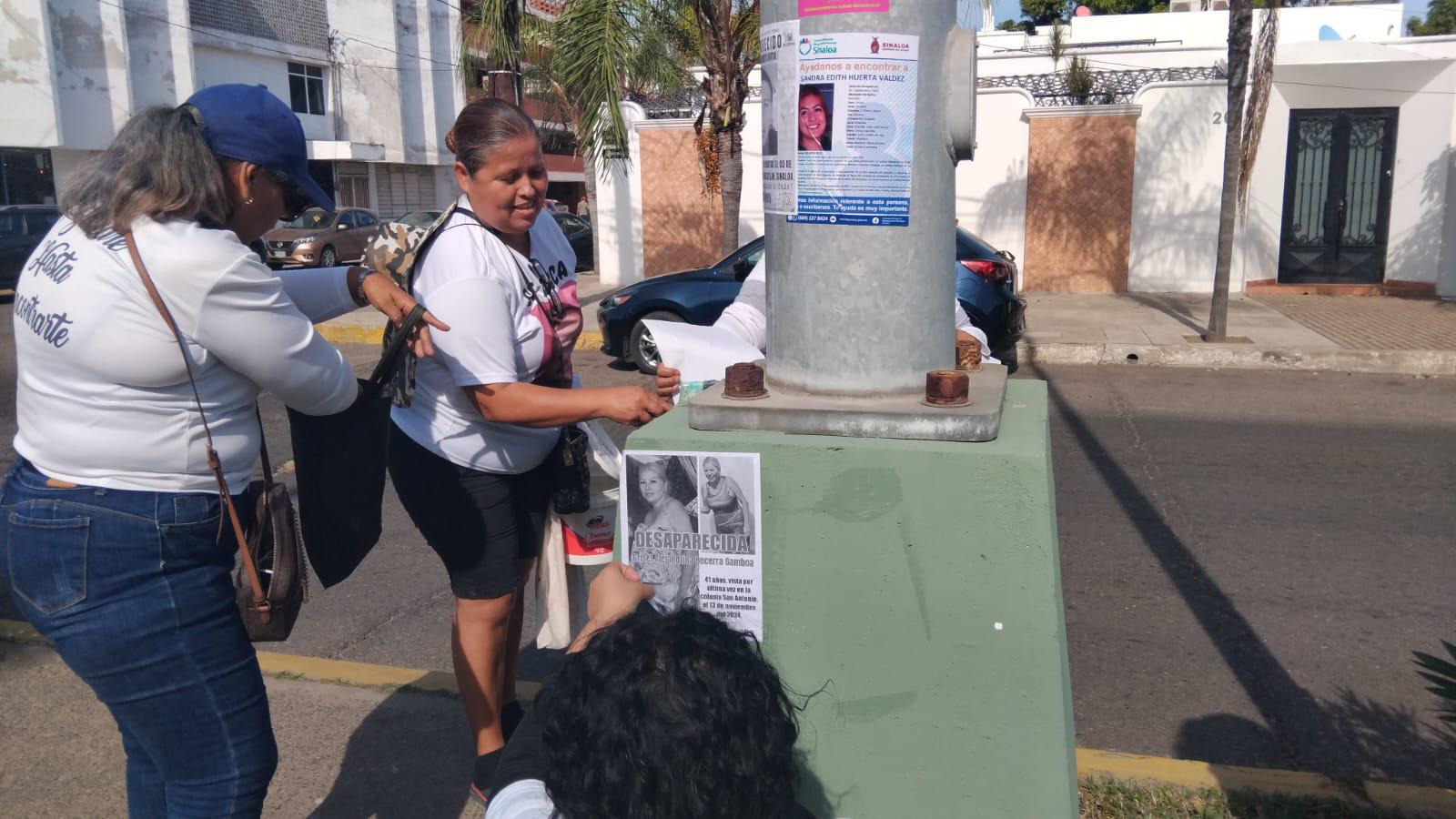 $!Realiza colectivo extensa jornada de pega de fichas de desaparecidos en Mazatlán