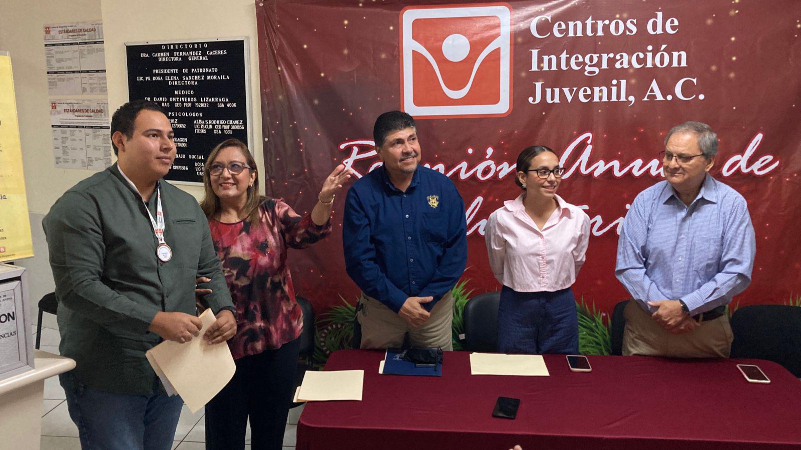 $!CIJ Mazatlán reconoce al psicólogo Herón Torres como Voluntario del Año