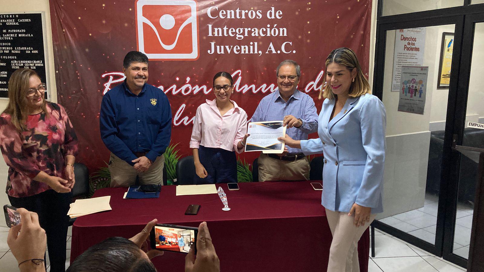 $!CIJ Mazatlán reconoce al psicólogo Herón Torres como Voluntario del Año