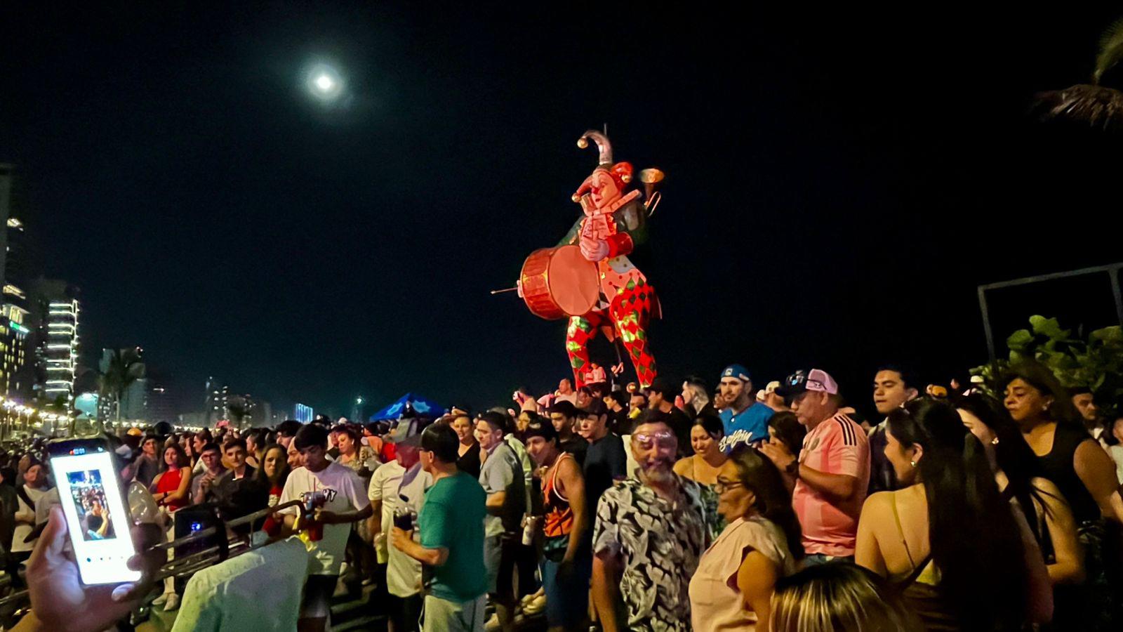 $!Reúne zona de las Letras de Mazatlán a cientos de personas durante el Viernes Santo