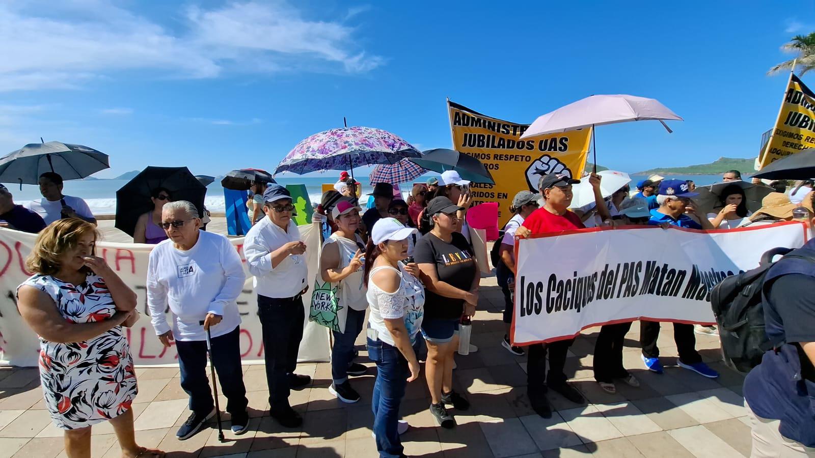 $!Trabajadores y jubilados de la UAS marchan en Mazatlán contra reformas laborales