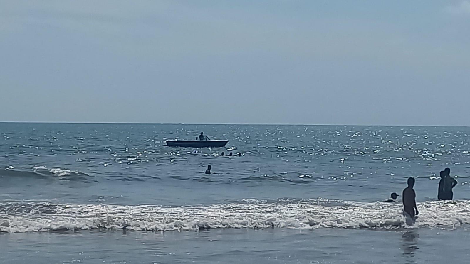$!Muere hombre tras rescatar a una menor de ahogarse en el mar, en Mazatlán