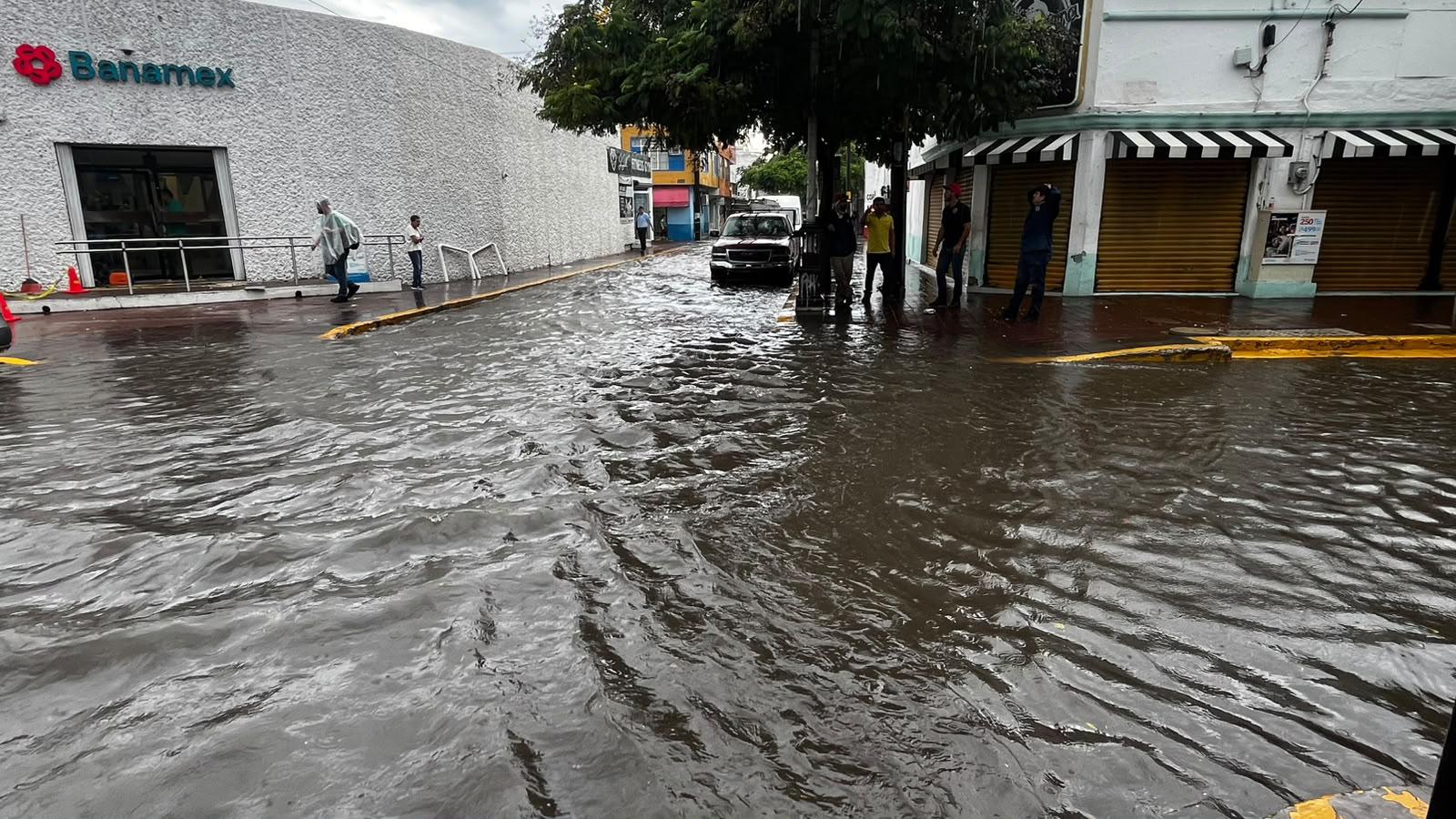 $!Lluvias en Mazatlán afectan vialidades y provoca deslaves en el Cerro del Vigía