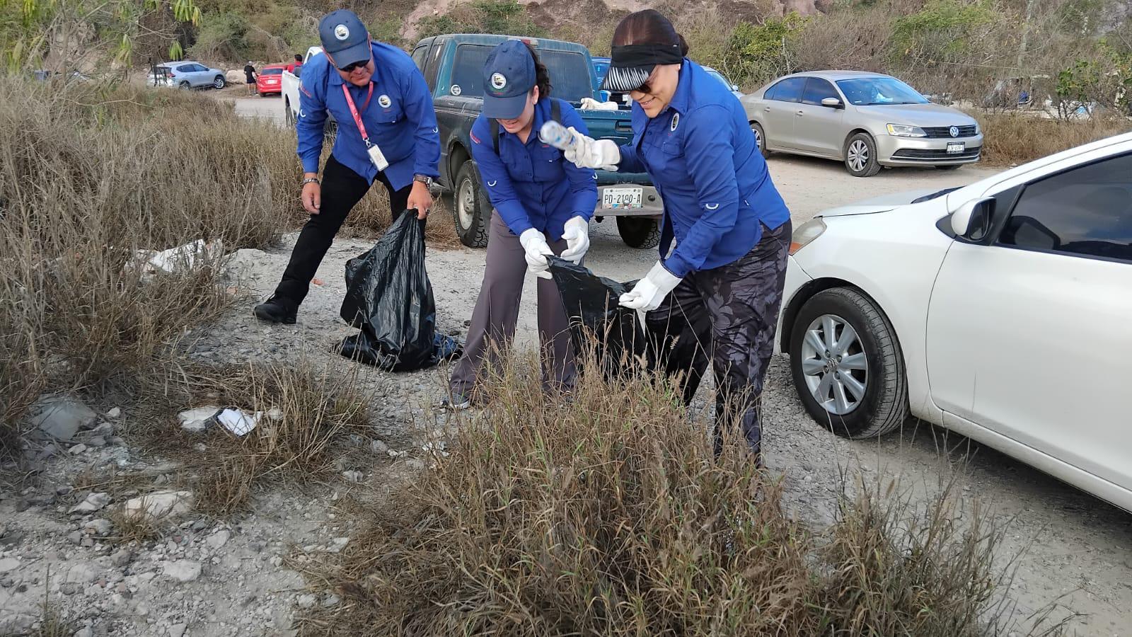 $!Unen esfuerzos para librar de basura la escollera del Faro Mazatlán