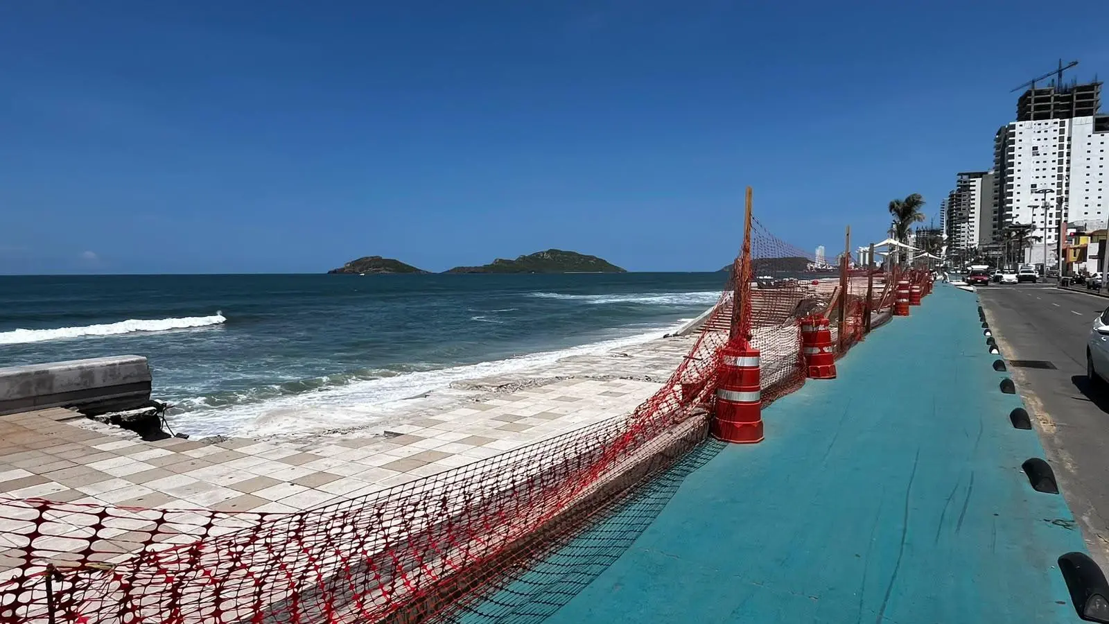 $!Prevén que reparación de socavón en el Malecón de Mazatlán dure aproximadamente dos meses