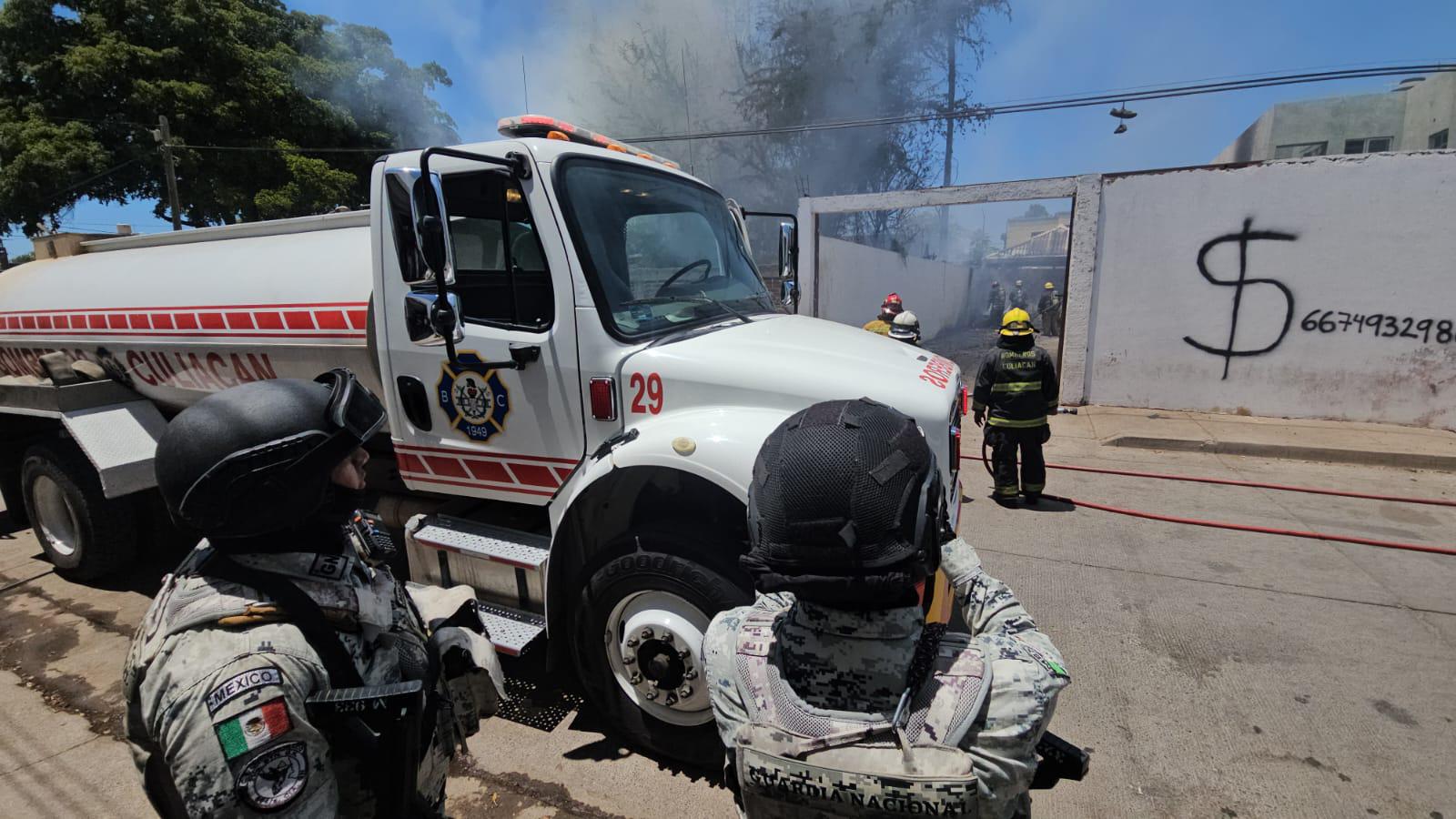 $!Se incendia palmera en Culiacán y alcanza fuego al menos a tres viviendas