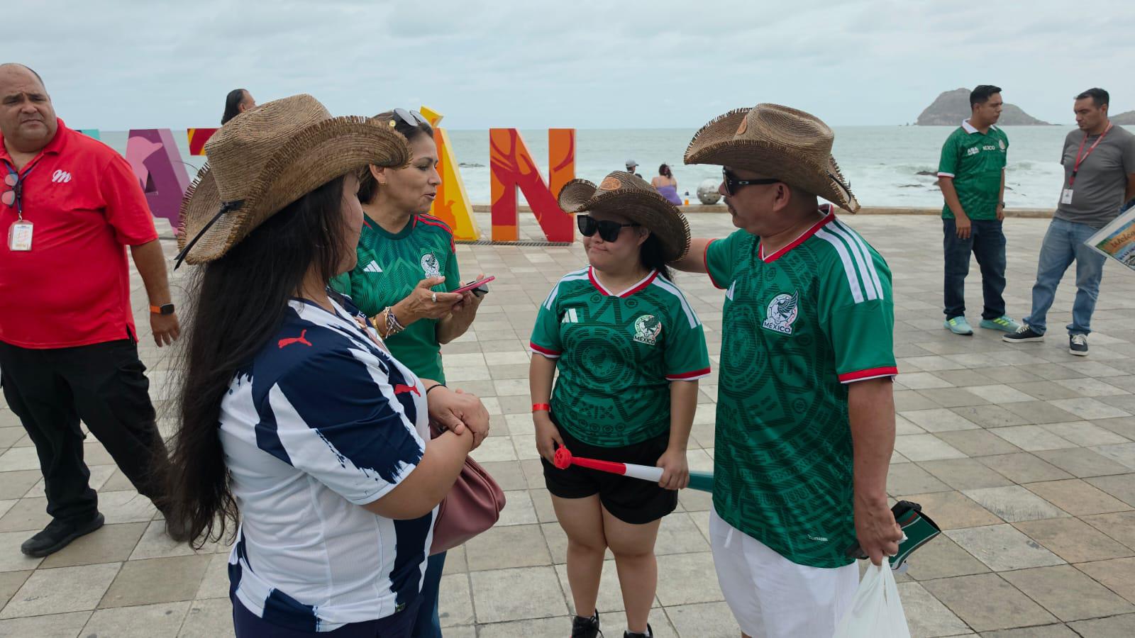$!Aficionados celebran en Mazatlán el debut ganador del Tri