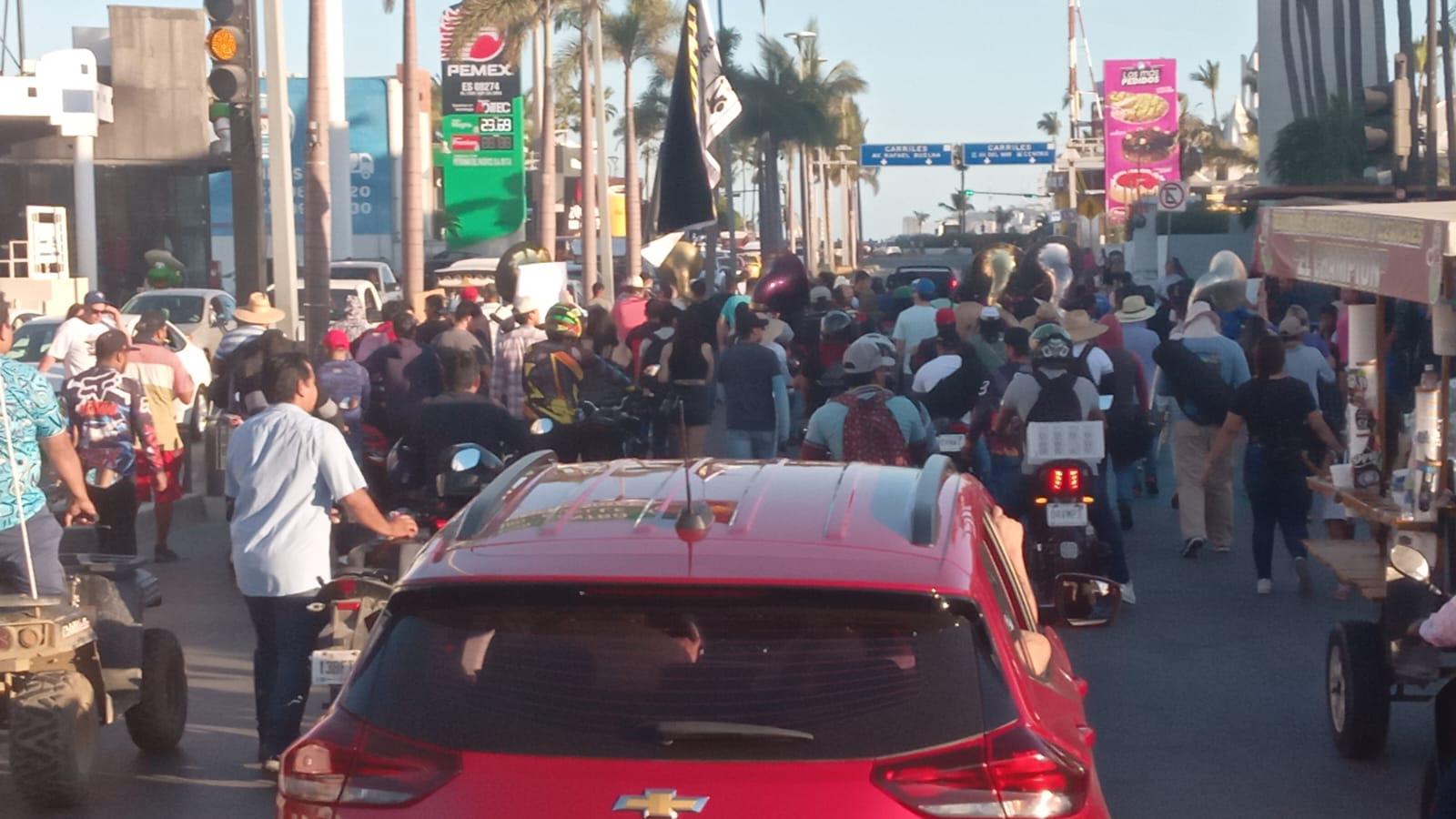 $!Tras más de cinco horas de protesta en la zona hotelera de Mazatlán, músicos mantienen plantón en el malecón