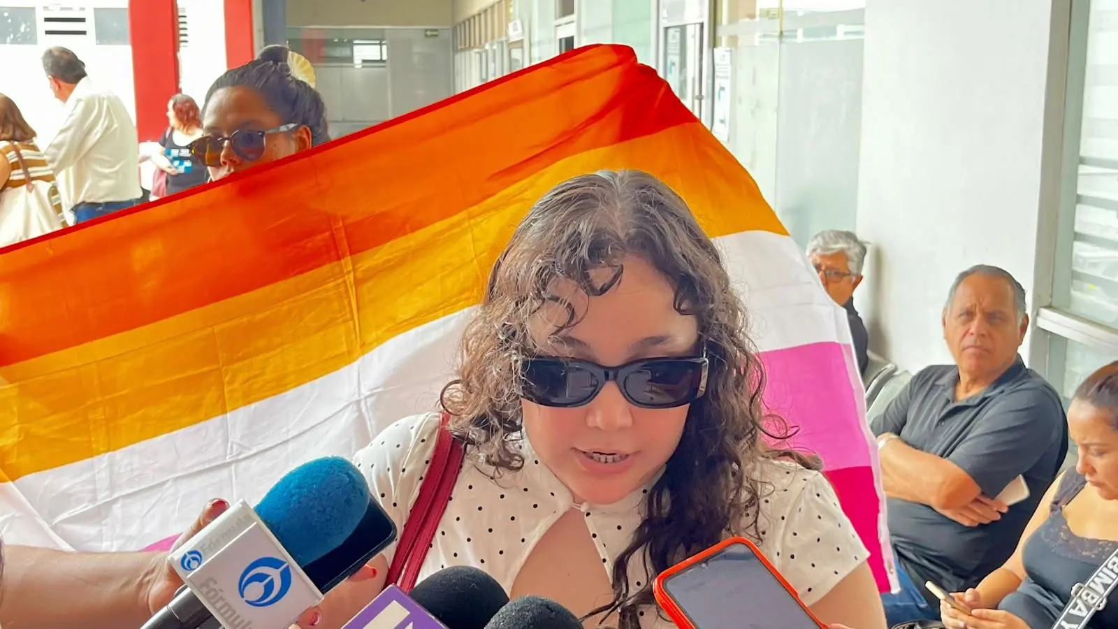 $!Se manifiestan en Mazatlán por trabas que sufrió matrimonio igualitario para registrar a su hija