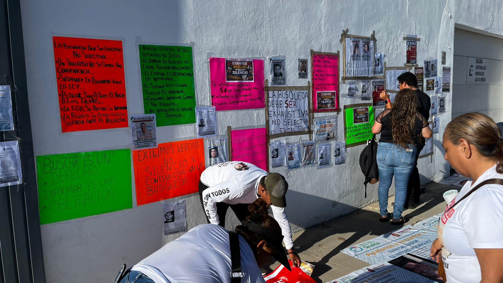 $!Gritan en Semefo y Vicefiscalía en Mazatlán por sus desaparecidos