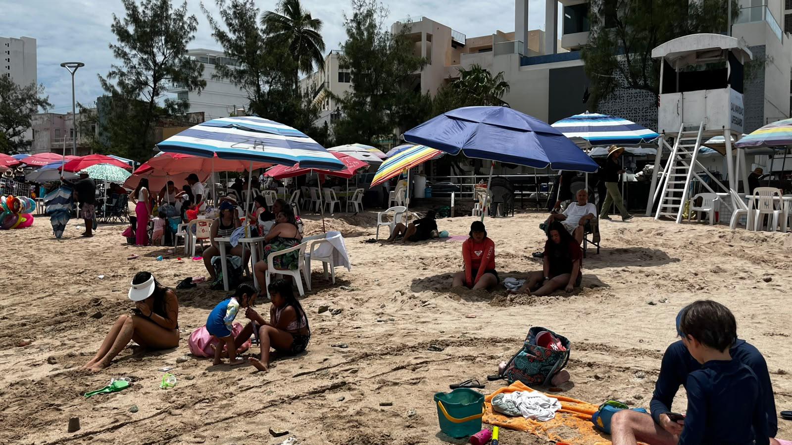 $!Disfrutan bañistas entre aguas negras y menos saturación de Playa Pinitos
