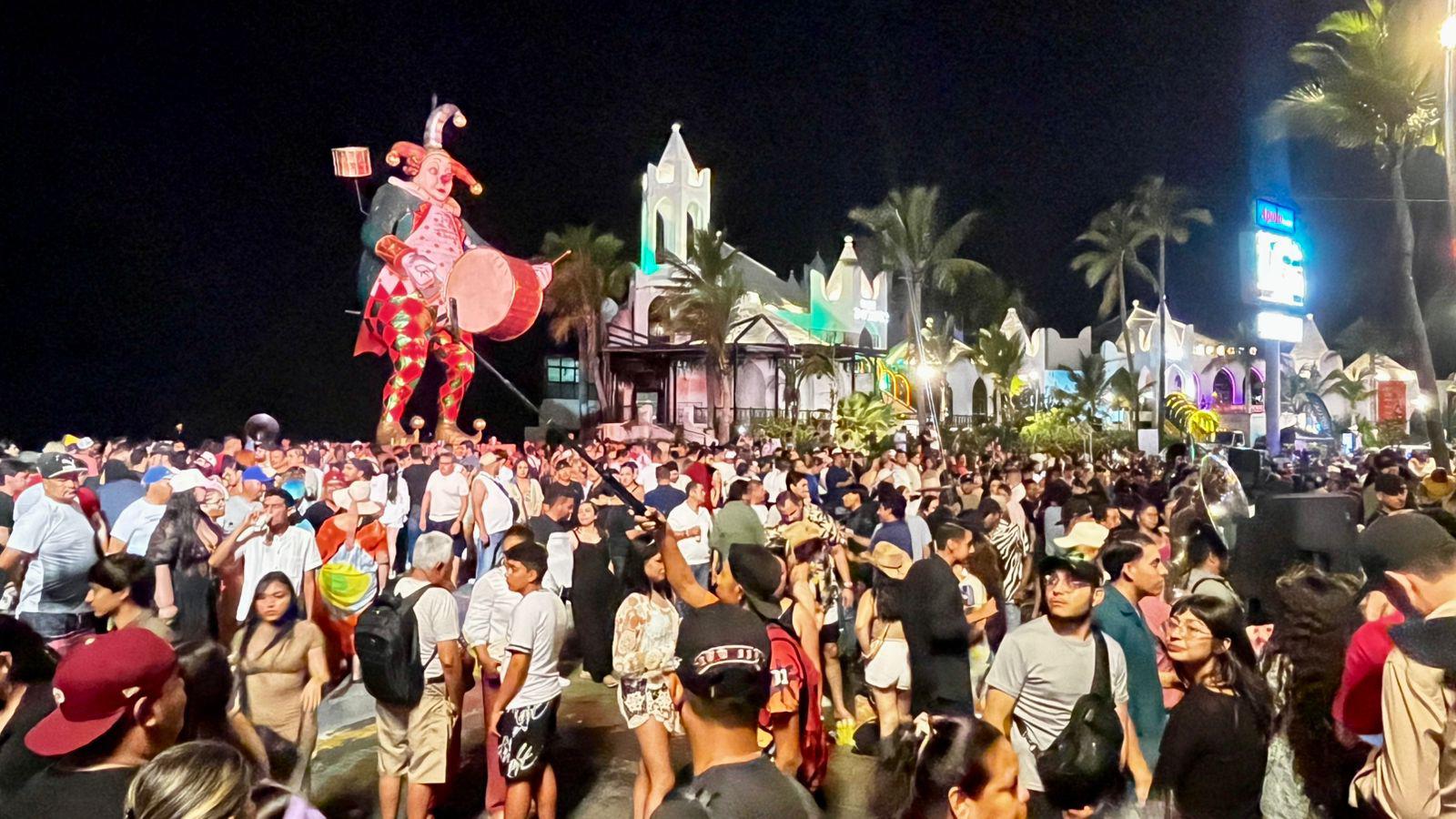 $!Cientos disfrutan de un ambiente festivo en Las Letras de Mazatlán por tercer día consecutivo