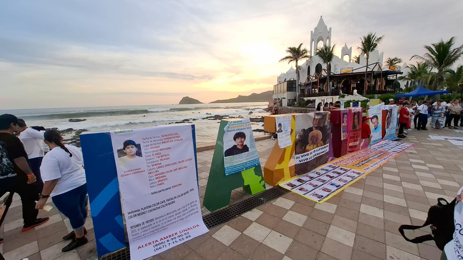 $!Familias de desaparecidos convierten el malecón de Mazatlán en espacio de protesta y memoria