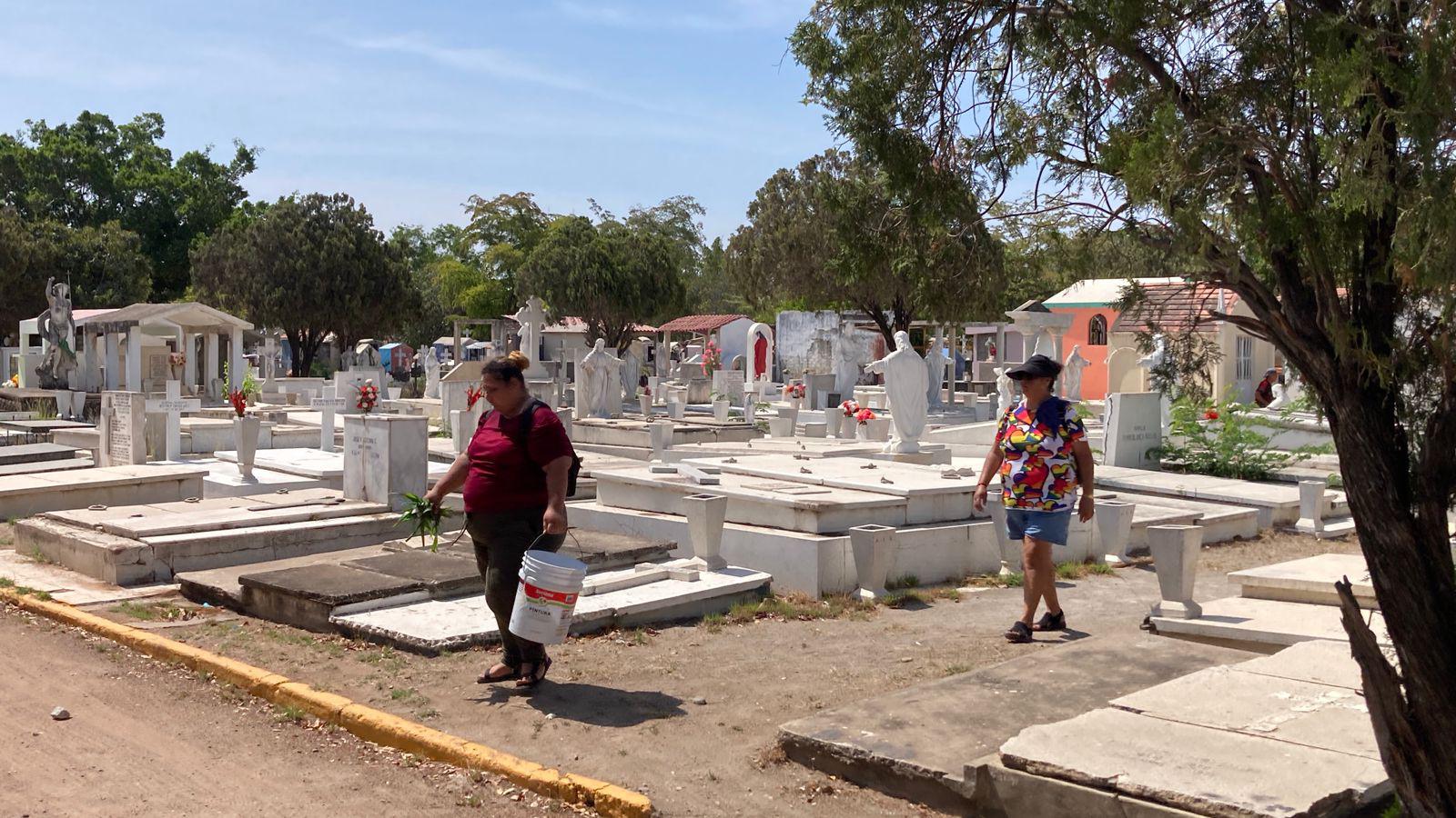$!Familias mazatlecas acuden a panteones para hacer limpieza y arreglos previo al Día del Padre