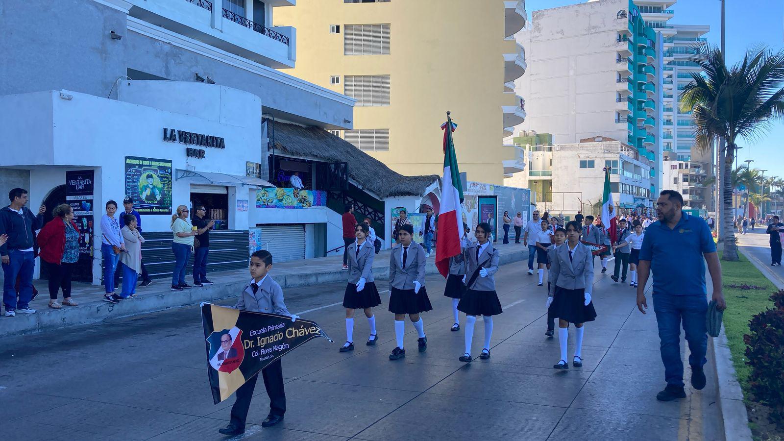 $!Desfilan 90 escoltas de educación básica de Mazatlán en conmemoración del Día de la Bandera