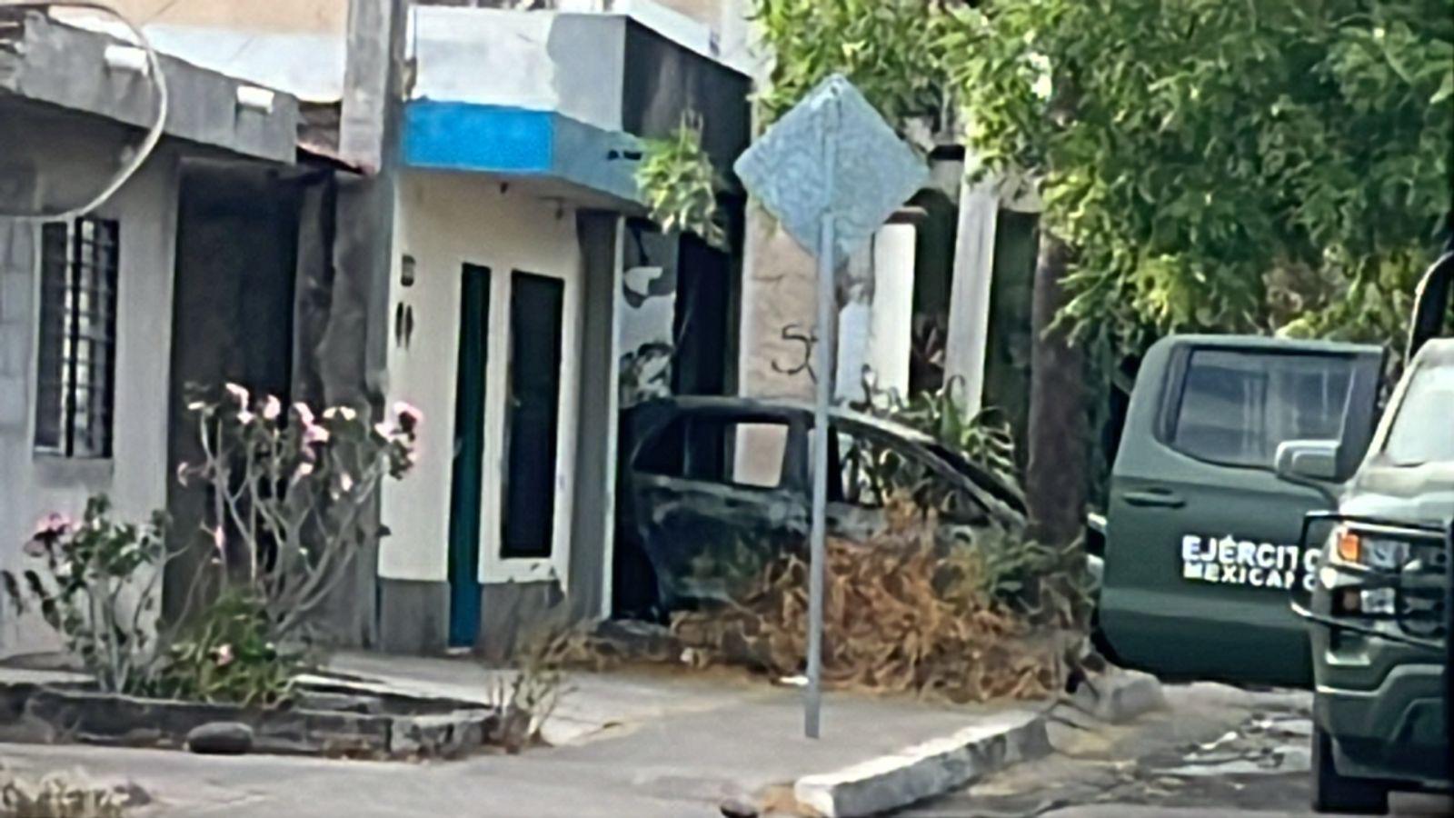 $!Balean una casa, la vandalizan y queman carro en su interior, en la colonia Libertad, en Culiacán