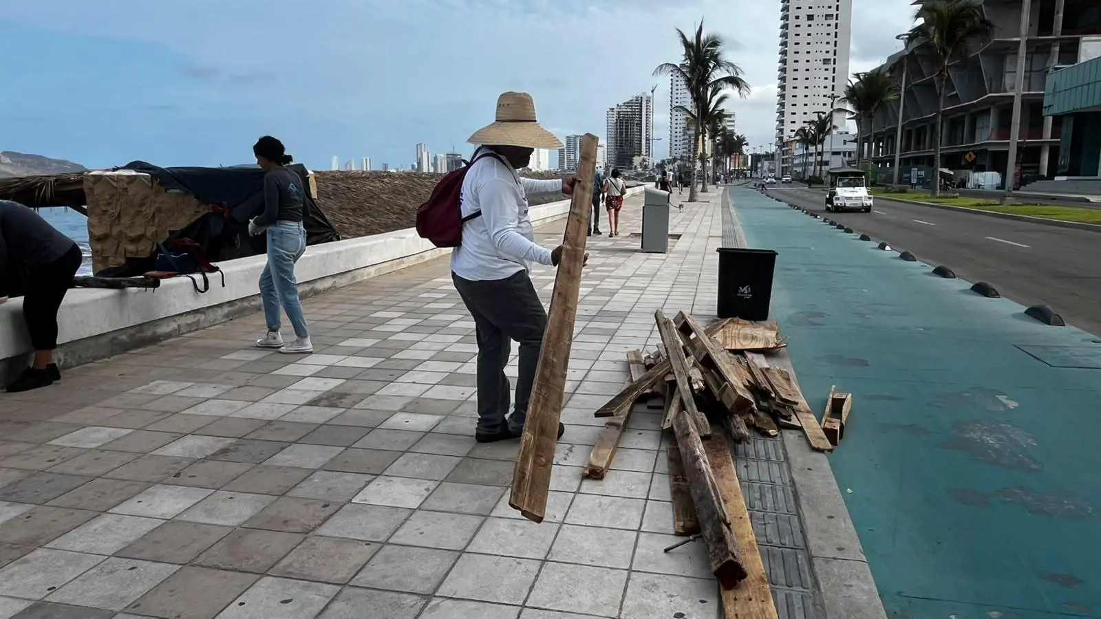 $!Retira Operadora de Playas de Mazatlán restos de madera y basura que arrojó el oleaje provocado por mar de fondo
