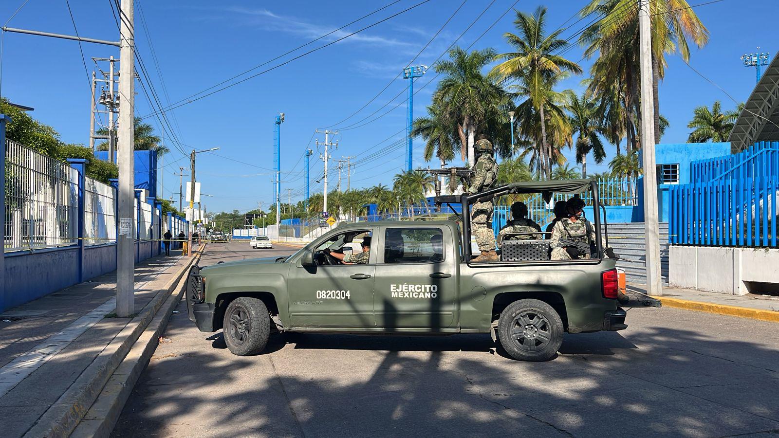 $!Matan a policía municipal frente a la prepa Zapata en Culiacán