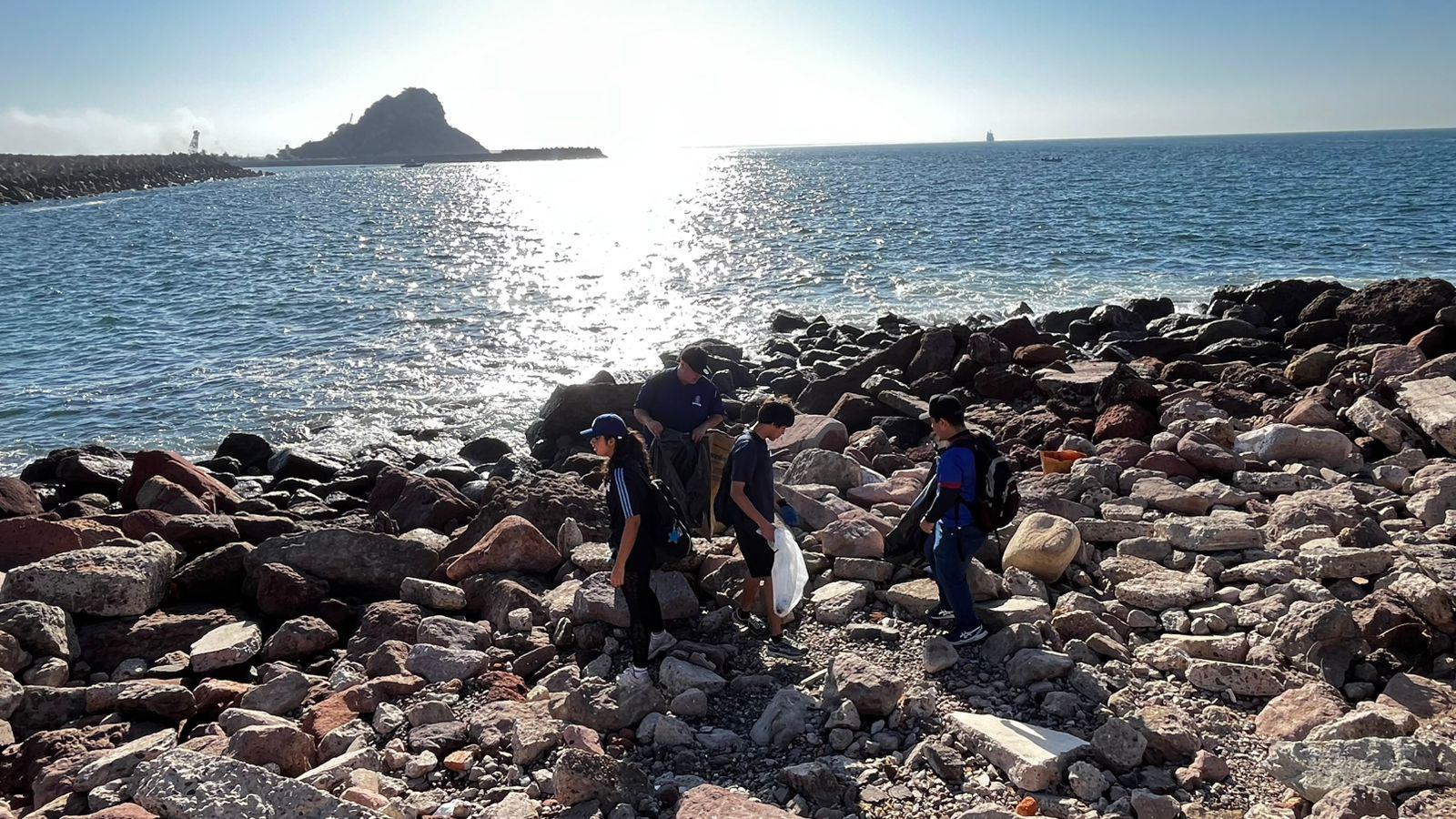 $!Recolectan más de 470 kilos de basura en jornada de limpieza en el Faro Mazatlán