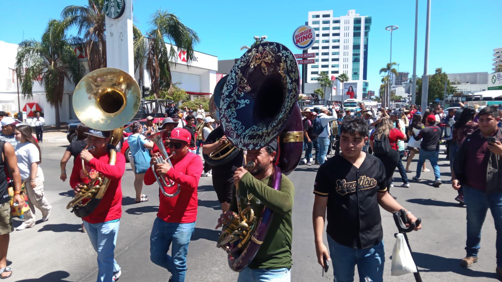 $!Se manifiestan músicos tocando y con marcha en plena zona turística