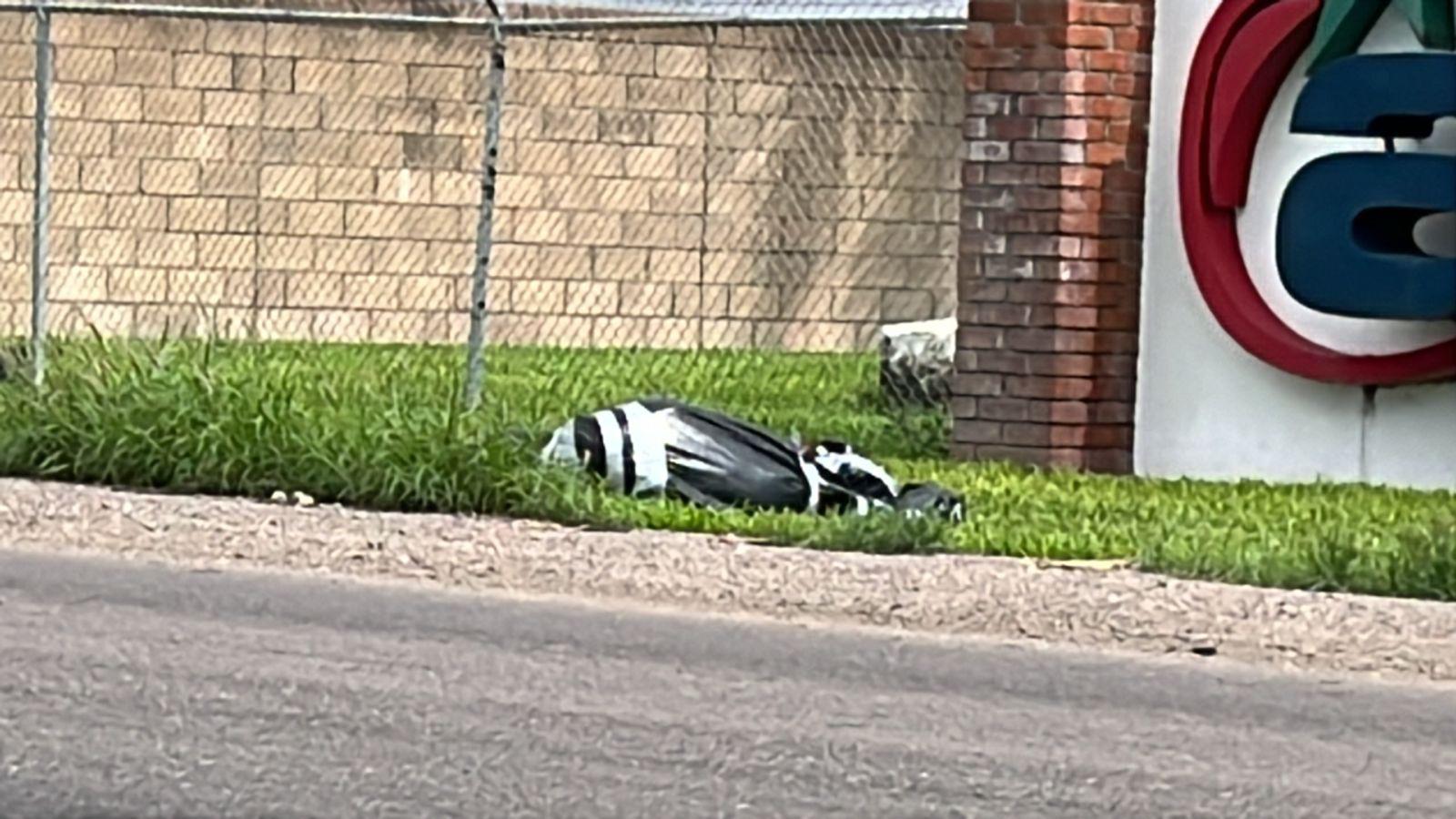 $!Encuentran dos cuerpos embolsados en la carretera “La 20”, en Culiacán