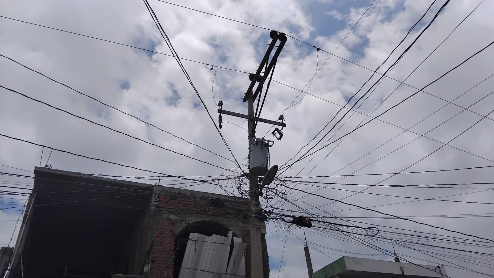 $!Vecinos de la colonia Estero permanecen sin energía eléctrica desde la madrugada de este domingo
