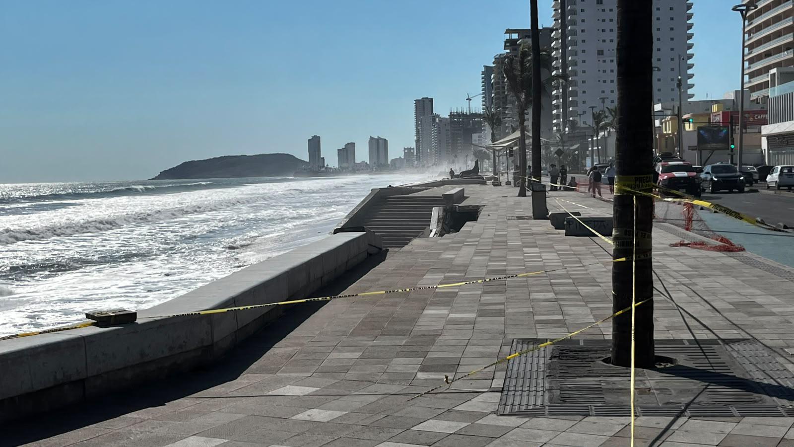 $!Fuerte oleaje debilita el malecón de Mazatlán y provoca socavón