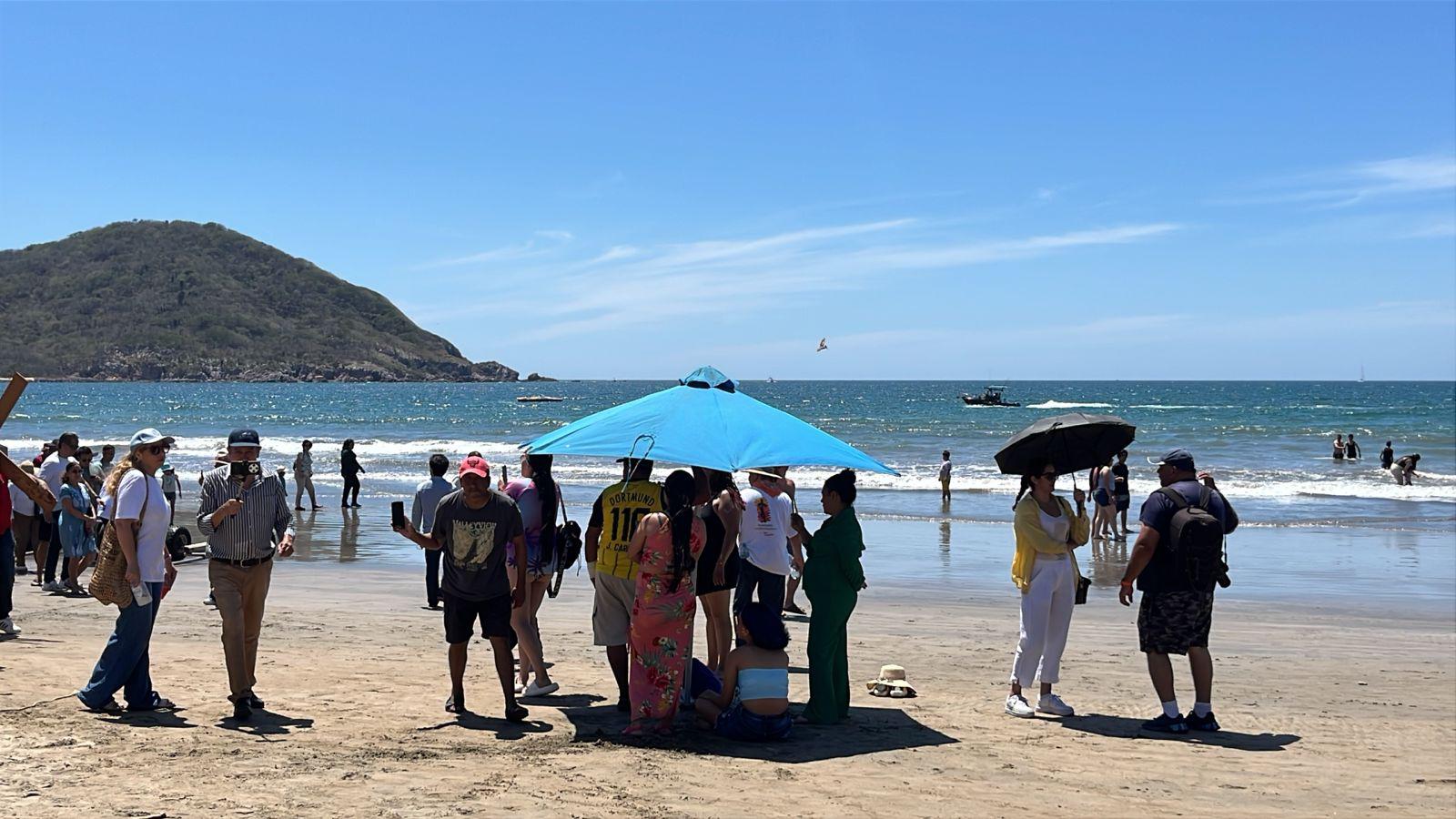 $!Aumenta afluencia de bañistas en las playas de la Zona Dorada de Mazatlán este Viernes Santo