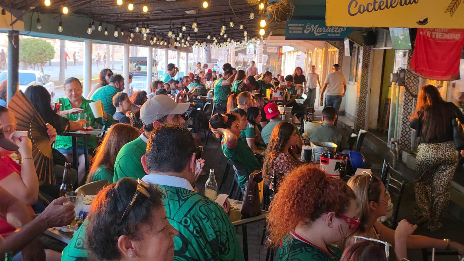 $!Olas Altas vibra con el Mundial: aficionados llenan bares y restaurantes para apoyar a México