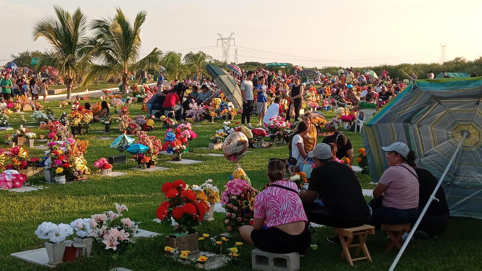$!‘Siempre los recuerda uno’, familiares acuden a panteones de Mazatlán a pasar el día con sus seres queridos