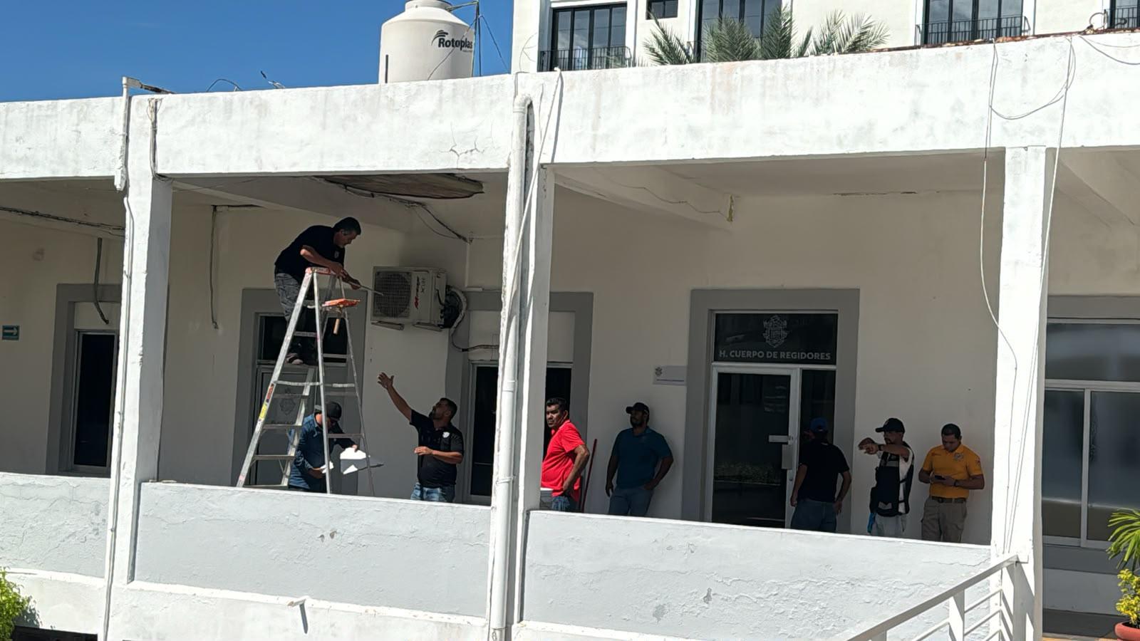 $!Se desprende recubrimiento del techo en el Palacio Municipal de Mazatlán
