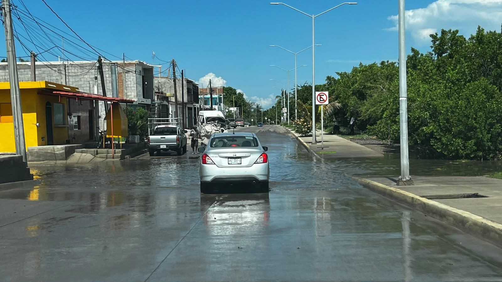 $!Se desborda agua en Estero del Infiernillo de Mazatlán y olas brincan en tramos del malecón