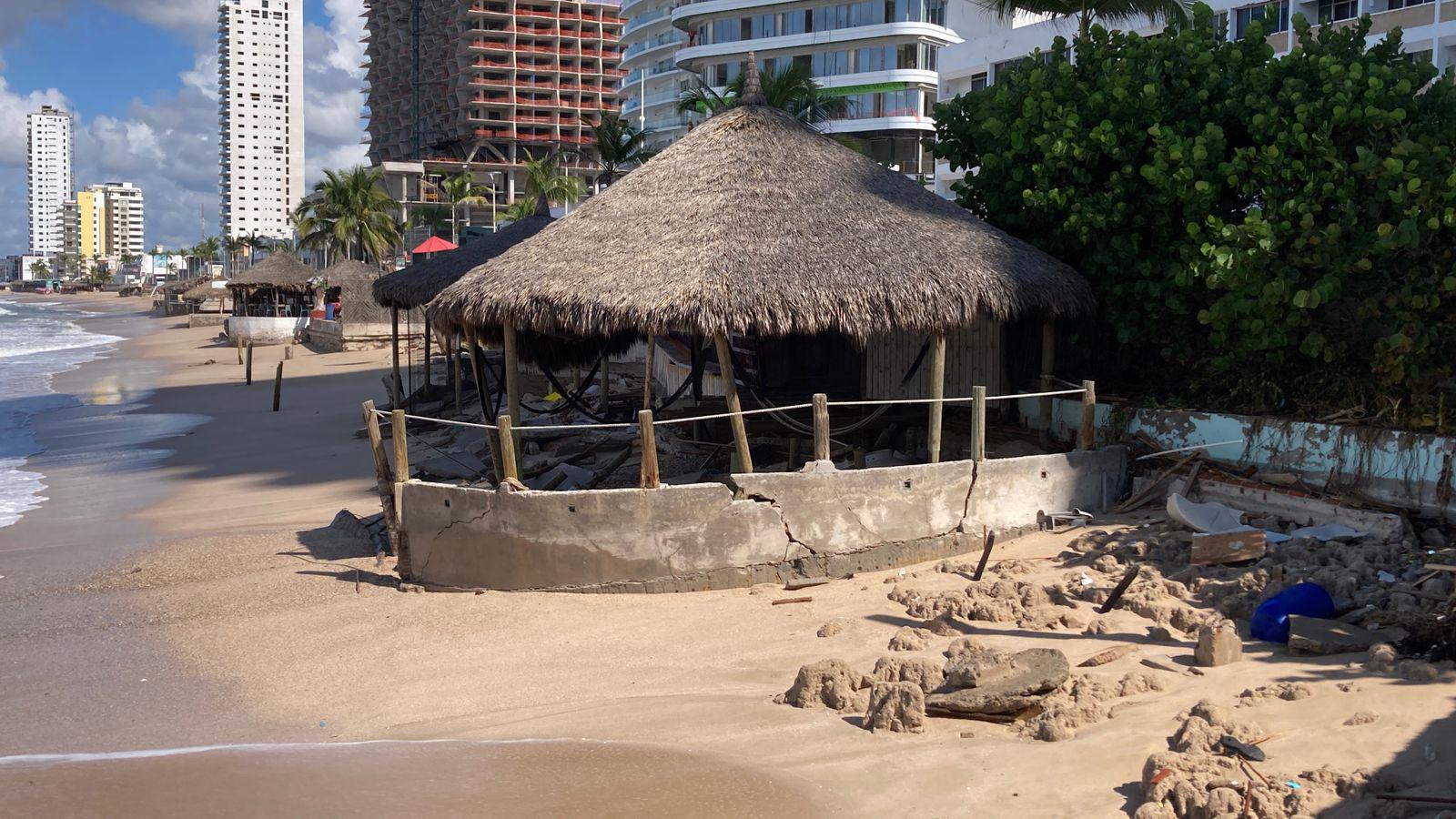 $!Daños en palapas en Mazatlán alcanza en algunos casos hasta el 90%, reportan