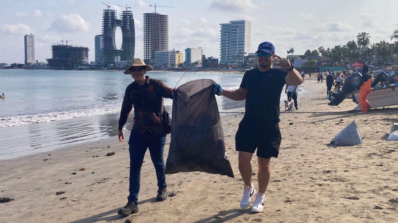 $!Con bolsas en mano, en medio de las altas temperaturas y la humedad que generalmente prevalece en el puerto, mazatlecos apoyaron la jornada de limpieza.