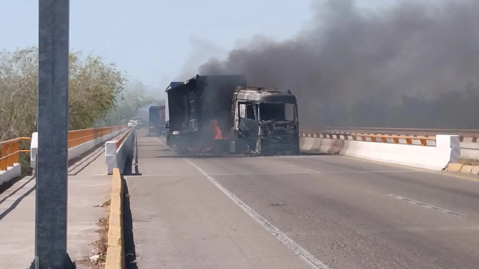 $!SSPE reporta bloqueos carreteros en Mazatlán y Escuinapa; atienden autoridades