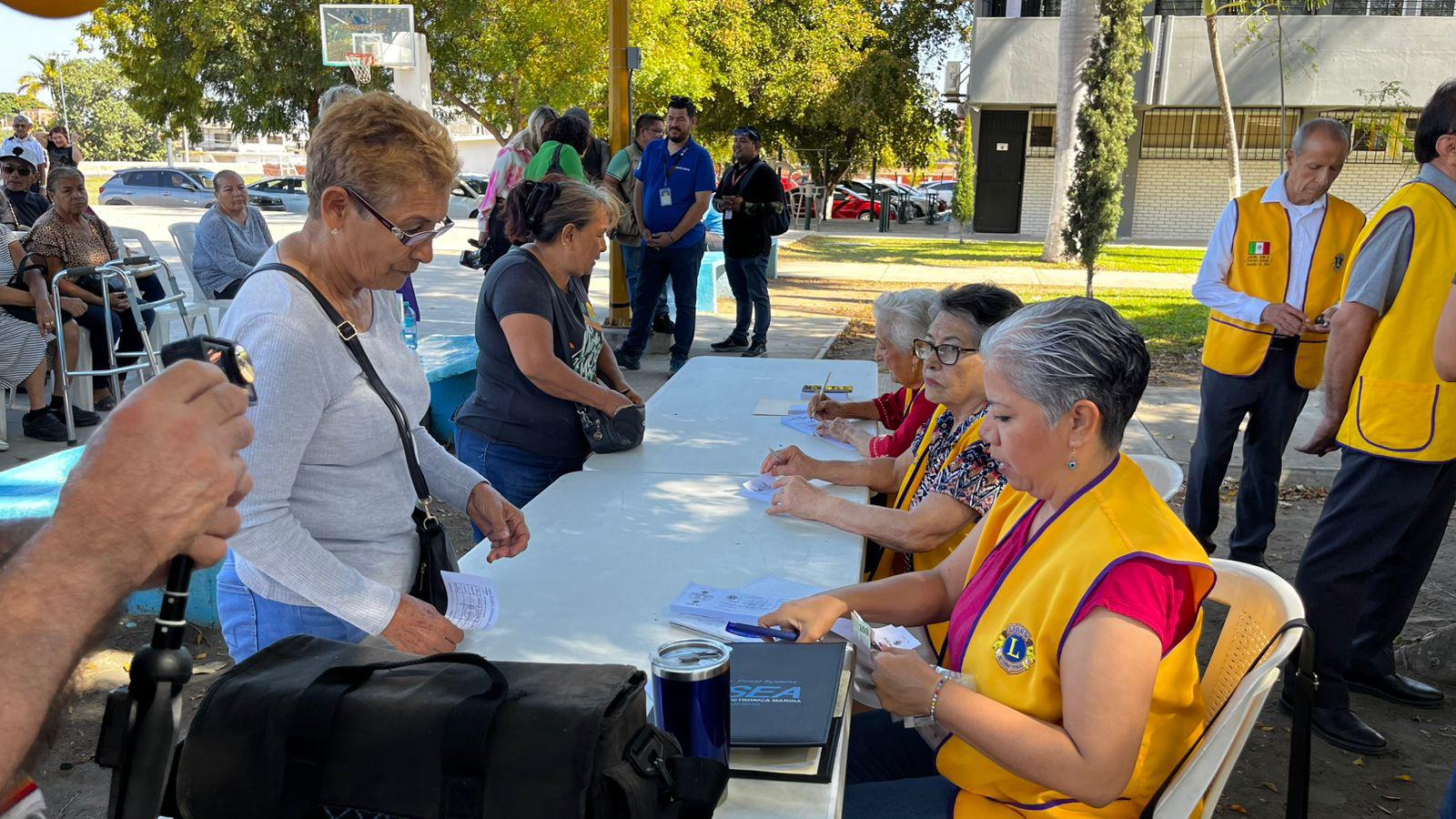 $!Realiza Club de Leones campaña de revisión de la vista y donación de lentes
