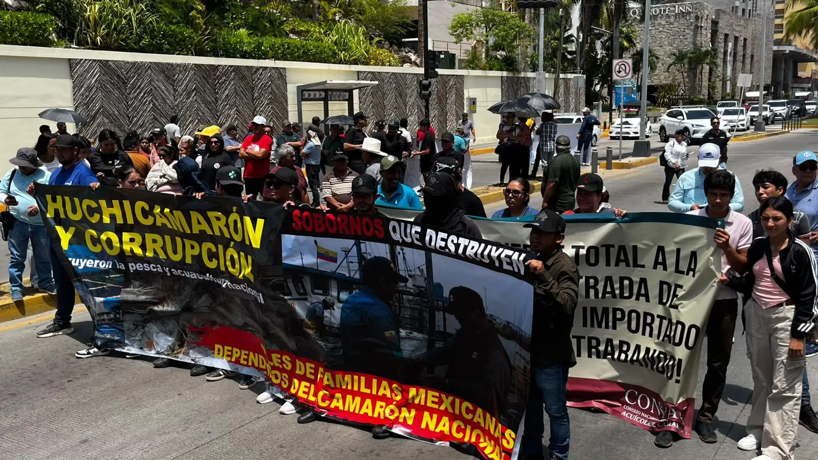 $!Productores acuícolas protestan en zona turística de Mazatlán y toman Conapesca