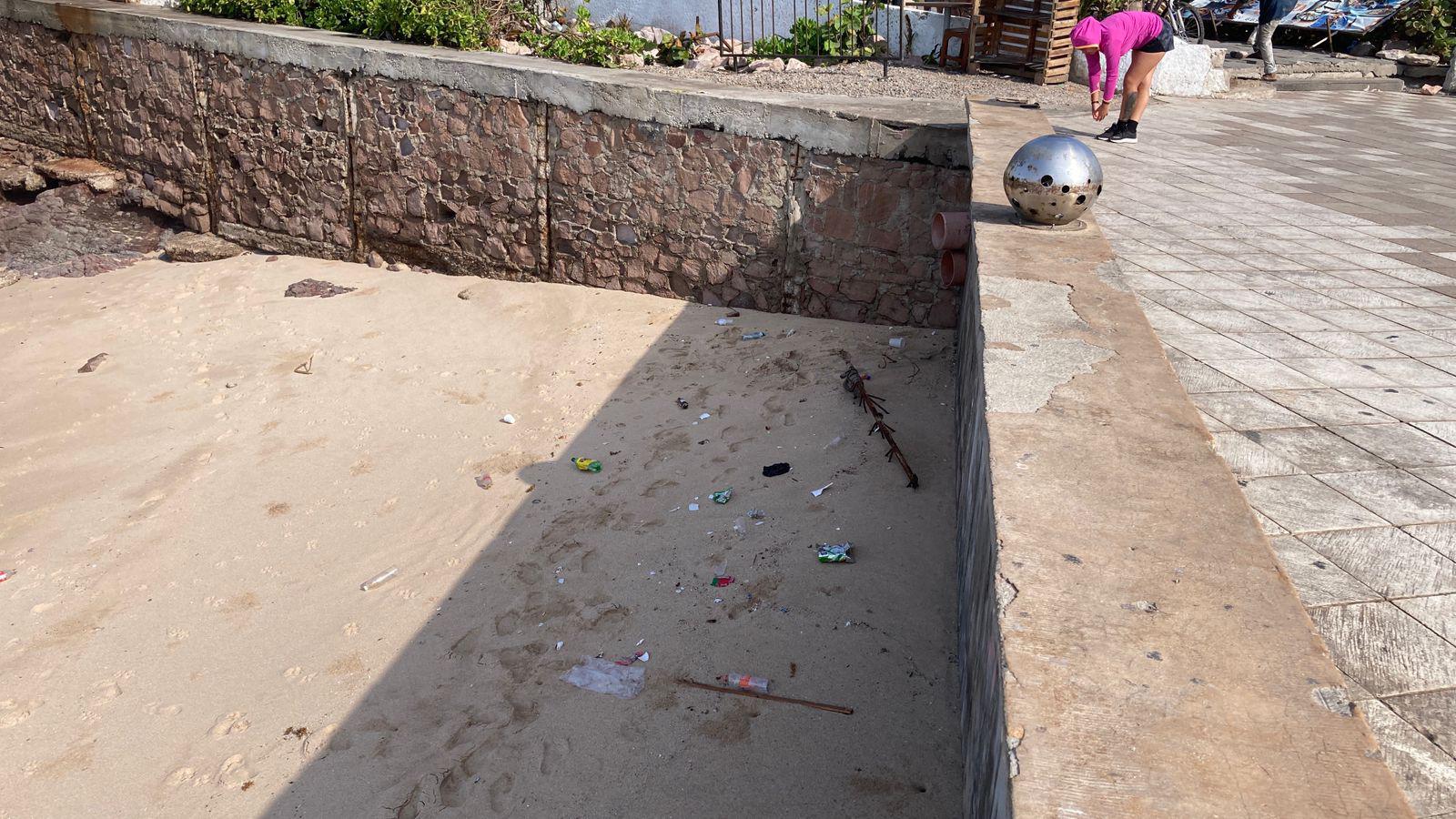 $!Luce lleno de basura el acceso a la playa y zonas aledañas a las Letras de Mazatlán
