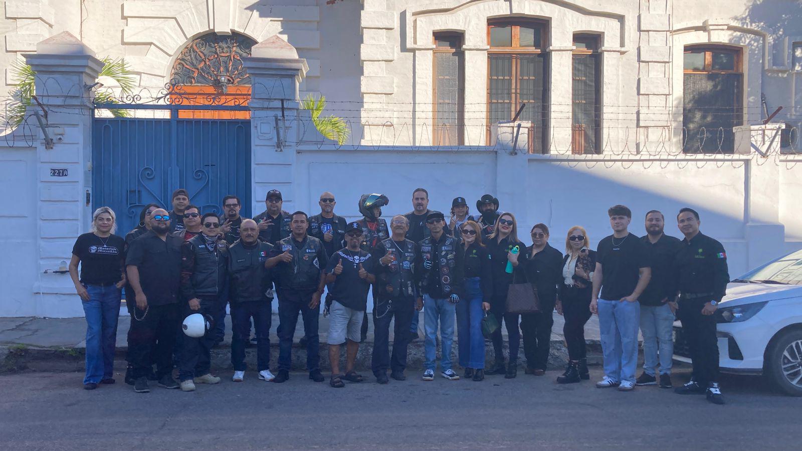 $!Regala Motoclub Mazatlán sonrisas a niñas del Orfanatorio Mazatlán con desayuno en La Noria