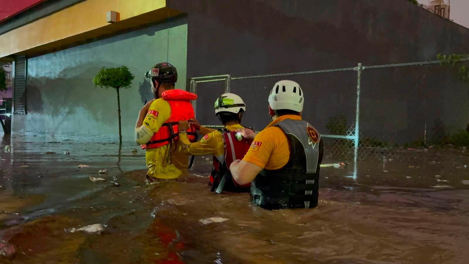 $!Rescatan y auxilian a familias tras fuertes lluvias en Mazatlán
