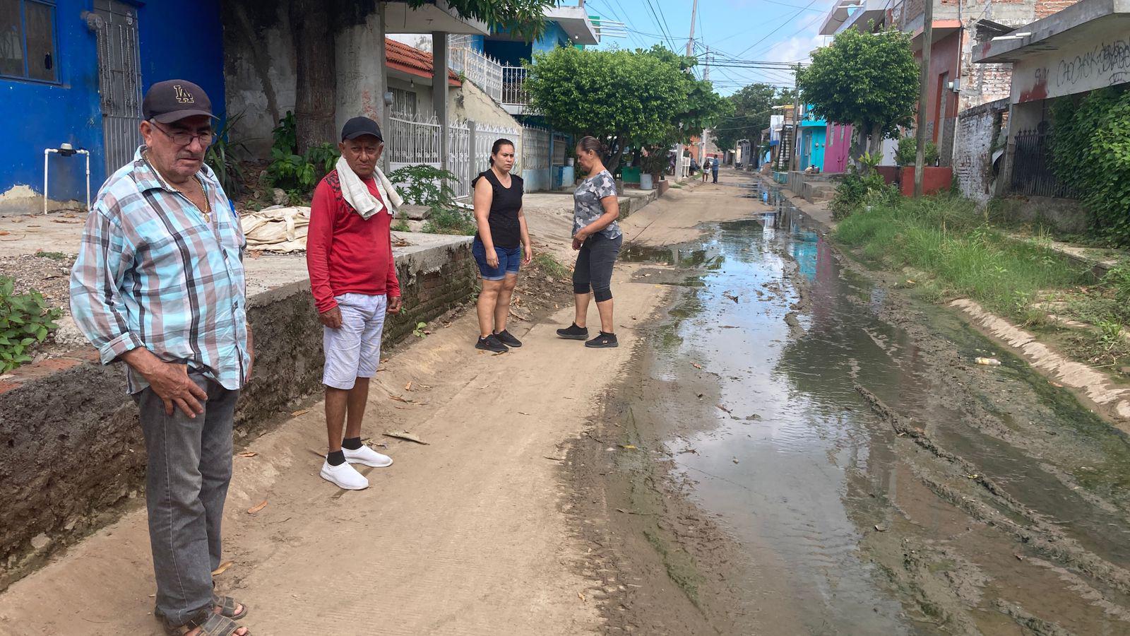 $!Vecinos de las colonias Anáhuac y Jesús García, en Mazatlán, bloquean avenida por fugas de drenaje