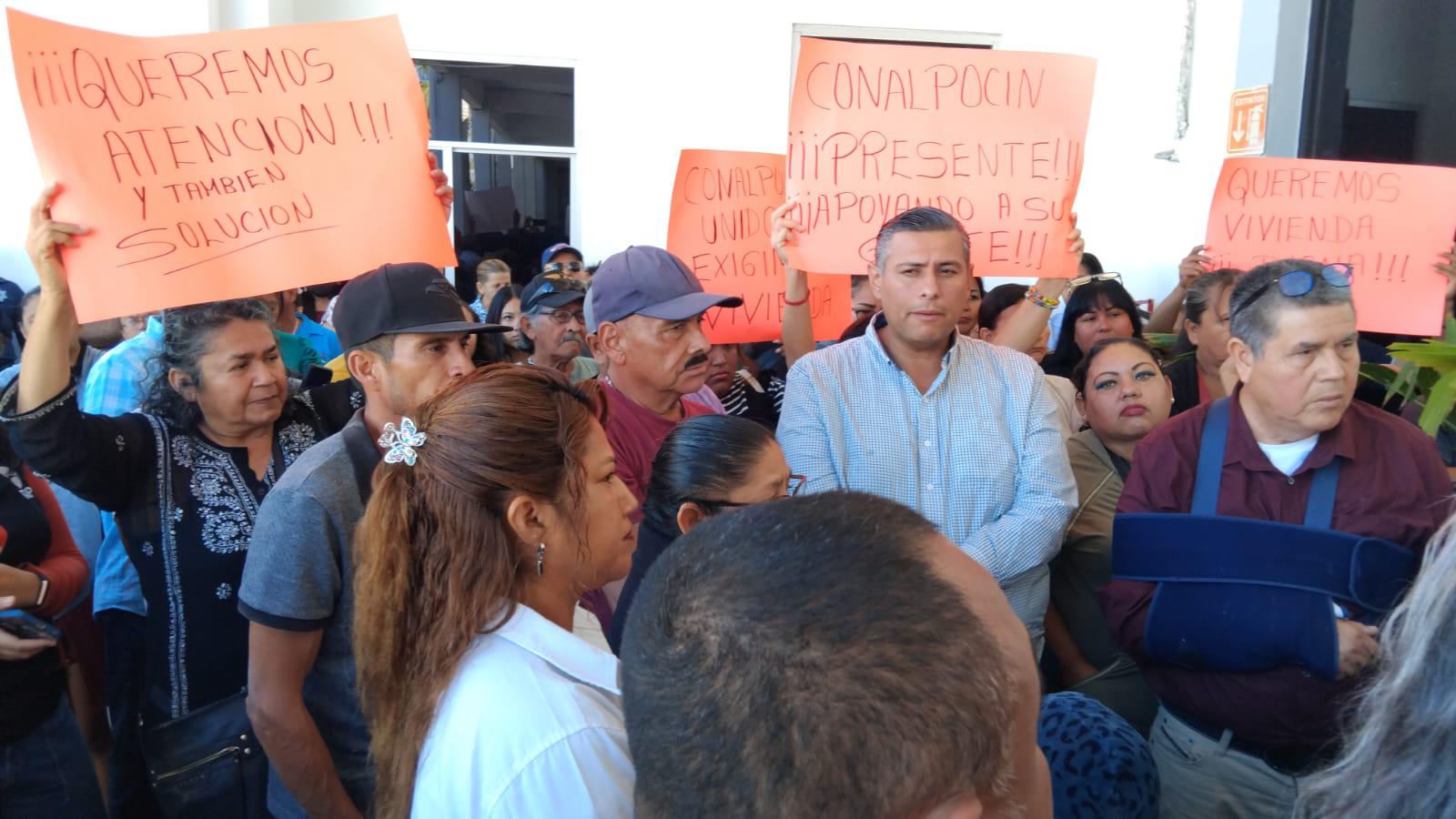 $!Se manifiestan solicitantes de vivienda en el Ayuntamiento de Mazatlán exigiendo que los atienda la Alcaldesa