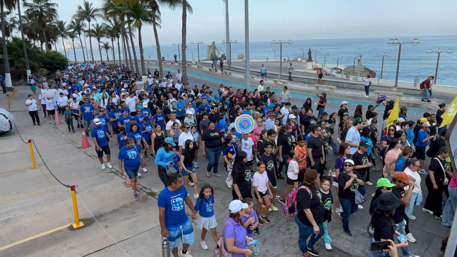 $!Celebra CRIT Sinaloa colorida caminata en conmemoración al Día Mundial del Autismo