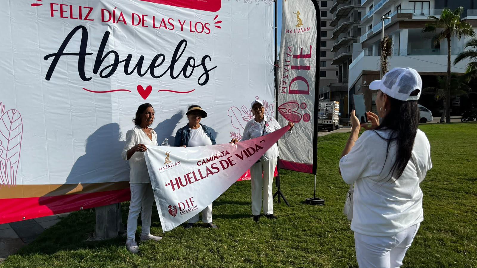 $!Inician festejos por el Día de las y los Abuelos con la caminata ‘Huellas de Vida’