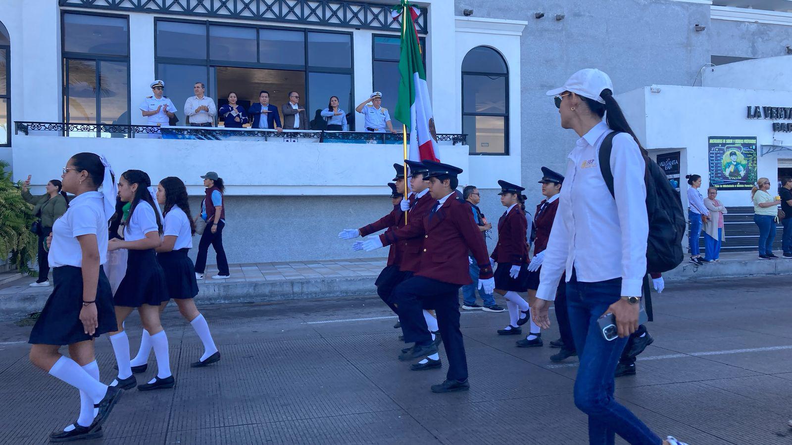 $!Desfilan 90 escoltas de educación básica de Mazatlán en conmemoración del Día de la Bandera