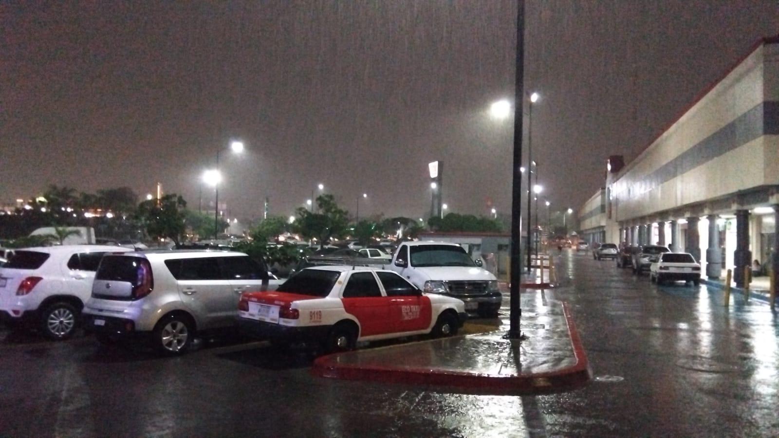 $!Torrenciales lluvias paralizan calles y desbordan arroyos en Mazatlán